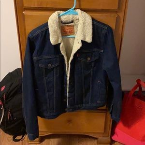 LEVIS sherpa lined denim jacket